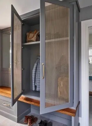 This Old House Gray Lodge Tall Interior Mudroom Built In 2022 12 16 124613 iaxx